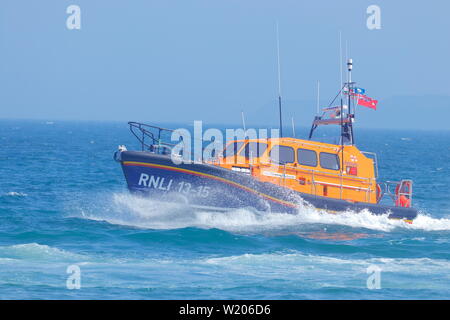RNLI Scarborough Rettungsboot crew demonstriert die Shannon Klasse alle Wetter Rettungsboot während Scarborough Streitkräfte Tag 2019. Stockfoto