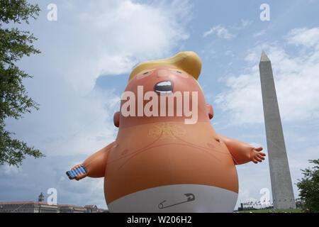 Washington, District of Columbia, USA. 4. Juli 2019. Mitglieder der protestgruppe Code Pink Einrichten der "Baby Trump''Blimp in Washington, DC, USA am 4. Juli 2019, United States President Donald J. Trumpf Gruß zu Amerika Rede zu protestieren. Die Gruppe geht davon aus, dass der Präsident die Teilnahme an 4. Juli feiern ist die Politisierung eine nicht-politische Urlaub. Credit: Stefani Reynolds/CNP/ZUMA Draht/Alamy leben Nachrichten Stockfoto