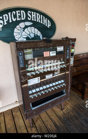 Ein Zigarettenautomat befindet sich dann unter einem "piced Garnelen' Zeichen in den beiden Georges Waterfront Grill in Boynton Beach, Florida, USA. Stockfoto