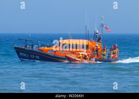 RNLI Scarborough Rettungsboot crew demonstriert die Shannon Klasse alle Wetter Rettungsboot während Scarborough Streitkräfte Tag 2019. Stockfoto