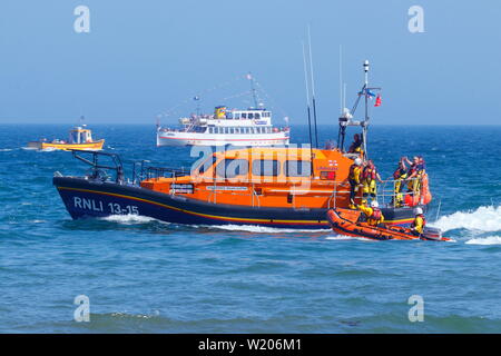 RNLI Scarborough Rettungsboot crew demonstriert die Shannon Klasse alle Wetter Rettungsboot während Scarborough Streitkräfte Tag 2019. Stockfoto