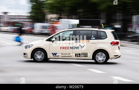 Hamburg, Deutschland. 03 Juli, 2019. Ein Taxi Das Taxi agent Jetzt Kostenlos (ehemals MyTaxi) eine Straße überqueren. Credit: Daniel Reinhardt/dpa/Alamy leben Nachrichten Stockfoto