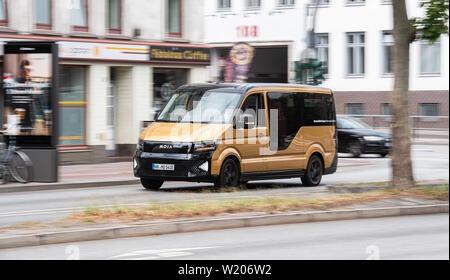 Hamburg, Deutschland. 03 Juli, 2019. Ein Fahrzeug des VW fahren service Moia Antriebe an einer Straße. Credit: Daniel Reinhardt/dpa/Alamy leben Nachrichten Stockfoto