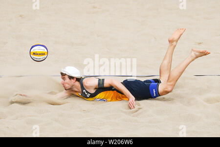 Hamburg, Deutschland. 04. Juli, 2019. Beachvolleyball, Weltmeisterschaft, in Schönried Stadion: Umlauf von 32, Männer, Bourne/Crabb (USA) - Ehlers/Flüggen (Deutschland). Lars Flüggen in Aktion auf dem Centre Court. Credit: Christian Charisius/dpa/Alamy leben Nachrichten Stockfoto