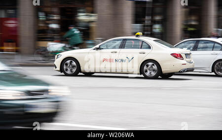 Hamburg, Deutschland. 03 Juli, 2019. Ein Taxi Das Taxi agent Jetzt Kostenlos (ehemals MyTaxi) eine Straße überqueren. Credit: Daniel Reinhardt/dpa/Alamy leben Nachrichten Stockfoto