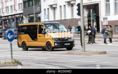 Hamburg, Deutschland. 03 Juli, 2019. Ein Fahrzeug des VW fahren service Moia Antriebe an einer Straße. Credit: Daniel Reinhardt/dpa/Alamy leben Nachrichten Stockfoto