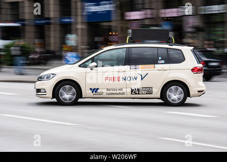 Hamburg, Deutschland. 03 Juli, 2019. Ein Taxi Das Taxi agent Jetzt Kostenlos (ehemals MyTaxi) eine Straße überqueren. Credit: Daniel Reinhardt/dpa/Alamy leben Nachrichten Stockfoto