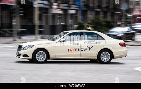 Hamburg, Deutschland. 03 Juli, 2019. Ein Taxi Das Taxi agent Jetzt Kostenlos (ehemals MyTaxi) eine Straße überqueren. Credit: Daniel Reinhardt/dpa/Alamy leben Nachrichten Stockfoto