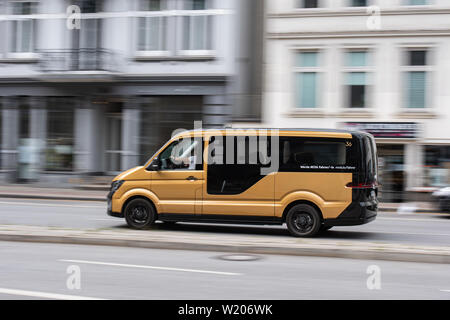 Hamburg, Deutschland. 03 Juli, 2019. Ein Fahrzeug des VW fahren service Moia Antriebe an einer Straße. Credit: Daniel Reinhardt/dpa/Alamy leben Nachrichten Stockfoto