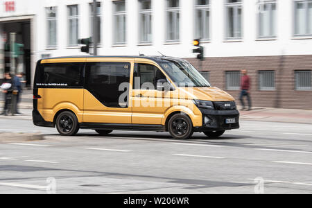 Hamburg, Deutschland. 03 Juli, 2019. Ein Fahrzeug des VW fahren service Moia Antriebe an einer Straße. Credit: Daniel Reinhardt/dpa/Alamy leben Nachrichten Stockfoto