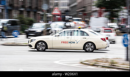 Hamburg, Deutschland. 03 Juli, 2019. Ein Taxi Das Taxi agent Jetzt Kostenlos (ehemals MyTaxi) eine Straße überqueren. Credit: Daniel Reinhardt/dpa/Alamy leben Nachrichten Stockfoto