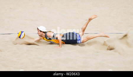 Hamburg, Deutschland. 04. Juli, 2019. Beachvolleyball, Weltmeisterschaft, in Schönried Stadion: Umlauf von 32, Männer, Bourne/Crabb (USA) - Ehlers/Flüggen (Deutschland). Lars Flüggen in Aktion auf dem Centre Court. Credit: Christian Charisius/dpa/Alamy leben Nachrichten Stockfoto