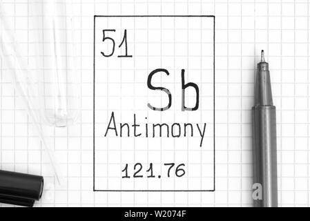 Das Periodensystem der Elemente. Handschrift chemischen Elements Antimon Sb mit schwarzem Stift, Reagenzglas und Pipette. Close-up. Stockfoto