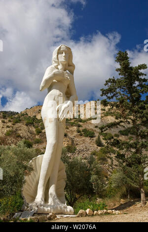 Bizarre und kitschig moderne Nachbildung einer Statue der Aphrodite, Bäder des Adonis, Zypern Stockfoto