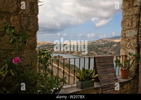 Ansicht des Evretou Reservoir, aus dem Sa Buneri Taverne in der Nähe von Simou, Bezirk Pafos, Zypern Stockfoto