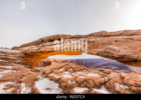 Klassische Ansicht der berühmten Mesa Arch, das Symbol der amerikanischen Südwesten, im malerischen golden Morgen bei Sonnenaufgang beleuchteten an einem schönen Wintertag im Stockfoto