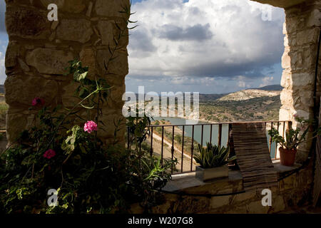 Ansicht des Evretou Reservoir, aus dem Sa Buneri Taverne in der Nähe von Simou, Bezirk Pafos, Zypern Stockfoto