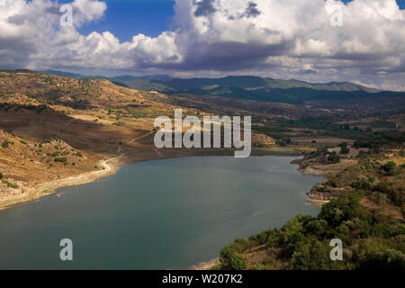 Ansicht des Evretou Reservoir, aus dem Sa Buneri Taverne in der Nähe von Simou, Bezirk Pafos, Zypern Stockfoto