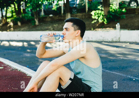 Junger Mann tun, Bewegung im Freien in New York. Sie trägt ein graues top und Sport Shorts Stockfoto