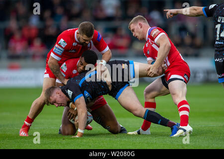 AJ Bell Stadium, Salford, UK. 4. Juli 2019. Betfred Super League Rugby, Salford der Roten Teufel gegen Huddersfield Riesen; Aaron Murphy von Huddersfield Riesen in Angriff genommen wird: Aktion plus Sport/Alamy leben Nachrichten Stockfoto