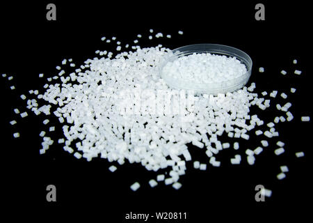 Transparentes Polypropylen, polypropene, Polystyrol, Polyethylen, thermoplastischen Polymer, HDPE und Kunststoff Rohstoff Pellets oder Granulat. Stockfoto