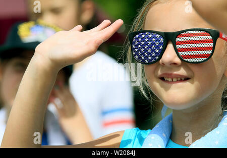 Bettendorf, Iowa, USA. 4. Juli 2019. Tragen Ihren patriotischen Sonnenbrille 7-jährigen Addison Pridemore Wellen auf die Menschen in den Bettendorf 4. Juli Parade parade Donnerstag, Juli 4th, 2019. Credit: Kevin E. Schmidt/Viererkabel - Zeiten/ZUMA Draht/Alamy leben Nachrichten Stockfoto