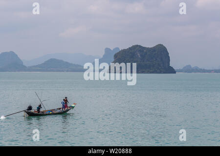Koh Samui, Thailand - 16 April, 2019: Lokale Leute angeln auf einem hölzernen Longtail Boot Stockfoto
