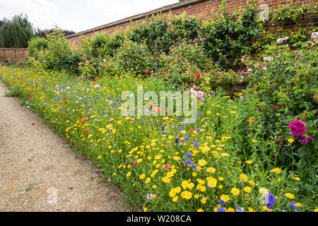 Der ummauerten Gärten von Titsey Ort Land Immobilien in Surrey, UK, an einem sonnigen Sommertag Stockfoto