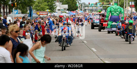 Bettendorf, Iowa, USA. 4. Juli 2019. Szenen aus dem Bettendorf, Iowa 4. Juli Parade parade Donnerstag, Juli 4th, 2019. Credit: Kevin E. Schmidt/Viererkabel - Zeiten/ZUMA Draht/Alamy leben Nachrichten Stockfoto