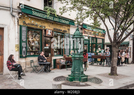 Paris - 11. Juli 2014: Touristen außerhalb des berühmten Shakespeare und company Buchhandlung. Stockfoto
