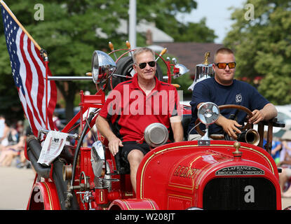 Bettendorf, Iowa, USA. 4. Juli 2019. Austin, Recht und Rod Blunk mit dem Bettendorf Feuerwehr Antrieb der Abteilungen, die zuerst fire truck State Strasse entlang während des vierten Juli Parade in Bettendorf, Iowa Donnerstag, 04. Juli 2019. Die American LaFrance Brockway Torpedo, ein 1922 Modell, kam von Elmira, NY war es, die durch die Stadt von Bettendorf 1924 für $ 6.000 gekauft und mit dem Zug Anfang November dieses Jahres ausgeliefert. Credit: Kevin E. Schmidt/Viererkabel - Zeiten/ZUMA Draht/Alamy leben Nachrichten Stockfoto