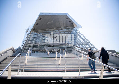 04 Juli 2019, Frankreich (Frankreich), Lyon: Zwei Passanten, die zu Fuß zum Eingang des 'Musée des Confluences". Foto: Sebastian Gollnow/dpa Stockfoto