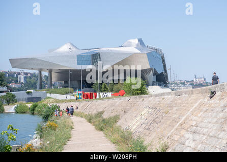 04 Juli 2019, Frankreich (Frankreich), Lyon: Außenansicht des Museums 'Musée des Confluences" Richtung Stadtzentrum. Foto: Sebastian Gollnow/dpa Stockfoto