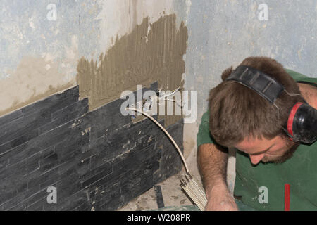 Fliesenleger installieren Keramik retro Gurte Klinker Fliesen Stockfoto