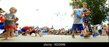 Bettendorf, Iowa, USA. 4. Juli 2019. Szenen aus dem Bettendorf 4. Juli Parade parade Donnerstag, Juli 4th, 2019. Credit: Kevin E. Schmidt/Viererkabel - Zeiten/ZUMA Draht/Alamy leben Nachrichten Stockfoto