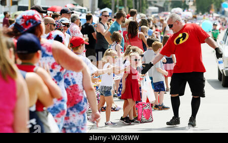 Bettendorf, Iowa, USA. 4. Juli 2019. Szenen aus dem Bettendorf 4. Juli Parade parade Donnerstag, Juli 4th, 2019. Credit: Kevin E. Schmidt/Viererkabel - Zeiten/ZUMA Draht/Alamy leben Nachrichten Stockfoto