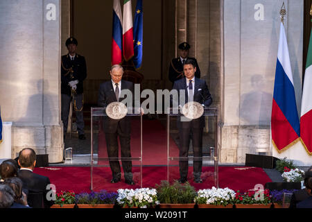 Rom, Roma, Italien. 4. Juli 2019. Der Premierminister von Italien, Giuseppe Conte, traf der Präsident der Russischen Föderation, Wladimir Putin, im Palazzo Ghigi in Roma. Die Presidend Russlands ist, nach Italien für eine 1-tägige Reise, die ihn zu holen, um die Papst Franziskus, der Ministerpräsident von Italien Giuseppe Conte und den Präsidenten von Italien Sergio Mattarella. Die Analysten sagen, diese Reise ist entworfen, um die Freundschaft zwischen den beiden Ländern zu pflegen, zu fliegen. Credit: ZUMA Press, Inc./Alamy leben Nachrichten Stockfoto