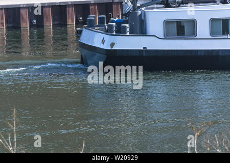 Inländischen Transport per Schiff über die Mosel in Deutschland an einem hellen Sommertag. Stockfoto