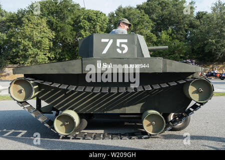 Sullivans Island South Carolina, USA. 4. Juli 2019. Ein Golf Cart eingerichtet als militärische Tank an den jährlichen Independence Day Parade Juli 4, 2019 in Sullivan's Island, South Carolina. Der Tank wurde ein Zunge-in-check Verweis auf die Kontroverse um die militärparade in Washington. Credit: Planetpix/Alamy leben Nachrichten Stockfoto