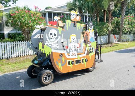 Sullivans Island South Carolina, USA. 4. Juli 2019. Ein Golf Cart schweben wie ein Piratenschiff Fahrten hinunter die Straße während der jährlichen Independence Day Parade Juli 4, 2019 in Sullivan's Island, South Carolina eingerichtet. Die winzigen wohlhabenden Sea Island Strand Gemeinschaft gegenüber von Charleston hält eine überdimensionale Golfkarre Parade mit mehr als 75 eingerichtete Karren. Credit: Planetpix/Alamy leben Nachrichten Stockfoto