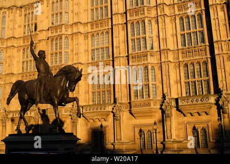 Statue von Richard Coeur de Lion, Britischen Parlament Gebäude, London. Stockfoto