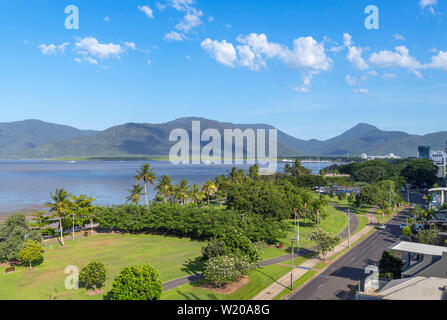 Blick entlang der Esplanade vom Holiday Inn Harbourside suchen in Richtung Innenstadt, Cairns, Queensland, Australien Stockfoto
