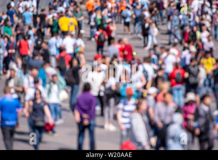 Unscharfes Bild der Menge Menschen als Hintergrund, unscharf Bild von der Masse der Leute im Sommer Tag Stockfoto