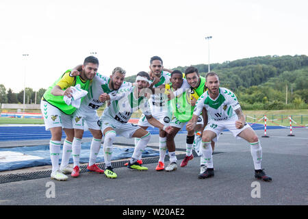 Cardiff, Wales, UK. Am 4. Juli 2019. Progres Niederkorn Spieler feiern nach der Europa League Vorrunde Rückspiel zwischen Cardiff Metropolitan University und Progres Niederkorn in Cardiff Internationalen Leichtathletik Stadion. Stockfoto