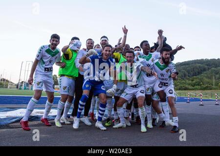 Cardiff, Wales, UK. Am 4. Juli 2019. Progres Niederkorn Spieler feiern nach der Europa League Vorrunde Rückspiel zwischen Cardiff Metropolitan University und Progres Niederkorn in Cardiff Internationalen Leichtathletik Stadion. Stockfoto