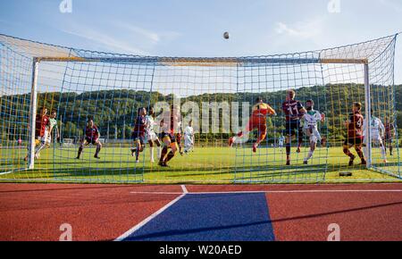 Cardiff, Wales, UK. Am 4. Juli 2019. Ben Fuller von Cardiff Met Stanzen klar in der Europa League Vorrunde Rückspiel zwischen Cardiff Metropolitan University und Progres Niederkorn in Cardiff Internationalen Leichtathletik Stadion. Stockfoto