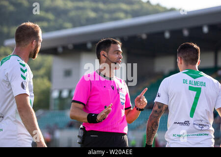 Cardiff, Wales, UK. Am 4. Juli 2019. Schiedsrichter Loukas Sotiriou während der Europa League Vorrunde Rückspiel zwischen Cardiff Metropolitan University und Progres Niederkorn in Cardiff Internationalen Leichtathletik Stadion. Stockfoto