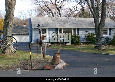 Vintage Bauernhof Reihen als Dekor im Vorgarten eines Hauses in ländlichen Pennsylvania, USA Stockfoto