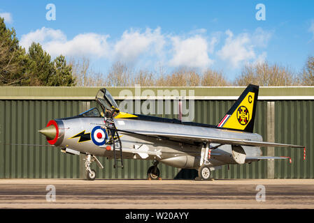 Ein English Electric Lightning Kalten Krieg fighter Jet der Royal Air Force am Bruntingthorpe Flugplatz und Testgelände. Stockfoto