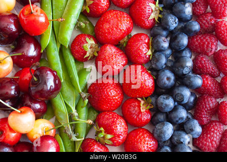 Frische Sommer Früchte und Beeren Platte zum Mittagessen. Stockfoto